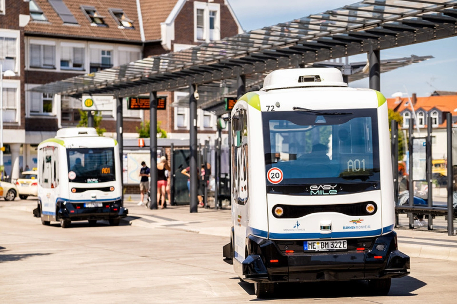 2 Autonome Busse am Monheimer Busbahnhof - Simplyfuture